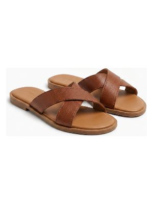 sandalias planas · marrón