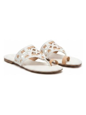 sandalias planas · blanco y beige