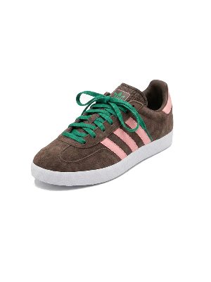 zapatillas deportivas de ante con cordones verdes · marrón