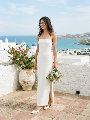 Vestido de novia blanco de tirantes finos para una boda estival