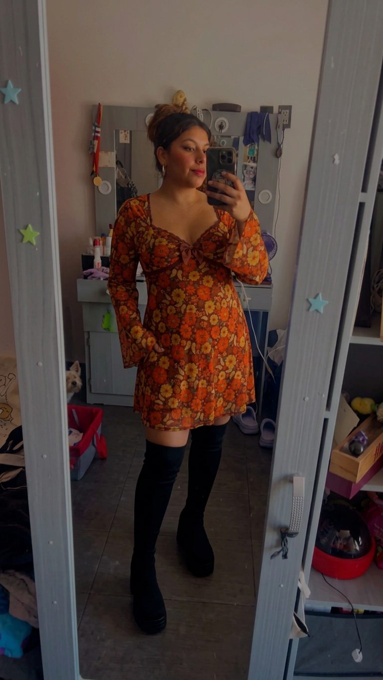 Una joven luce un vestido corto de manga acampanada con un estampado… · Outfit de nicole rios ugalde
