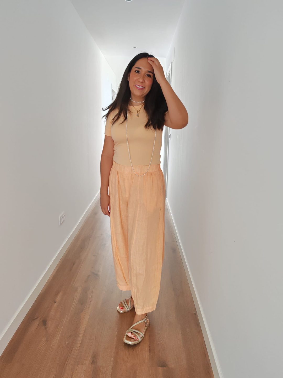 Este es un look casual y veraniego, con prendas de colores claros y… · Outfit de Paulina Arredondo