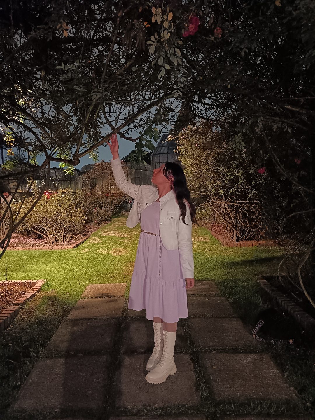 Una mujer posa en un jardín nocturno vistiendo un atuendo romántico y… · Outfit de Vale