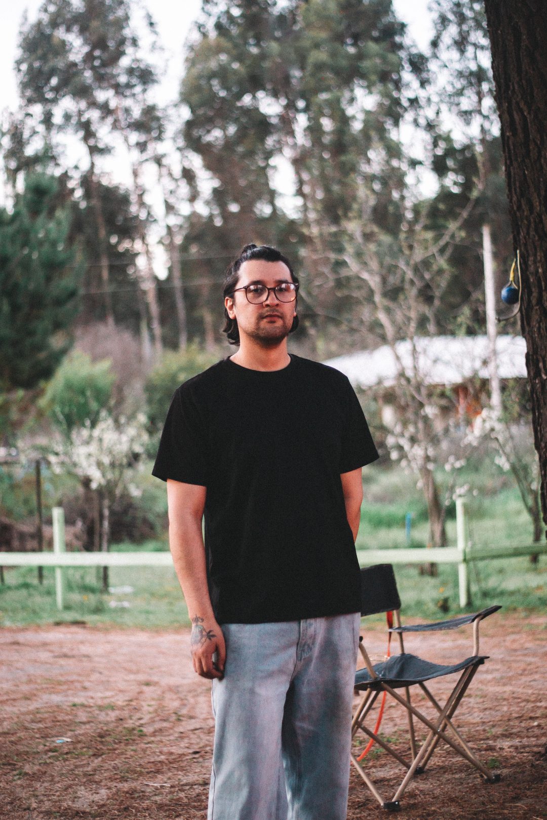 El atuendo consiste en una camiseta negra básica de manga corta y unos… · Outfit de Edinson Chobil Oliva