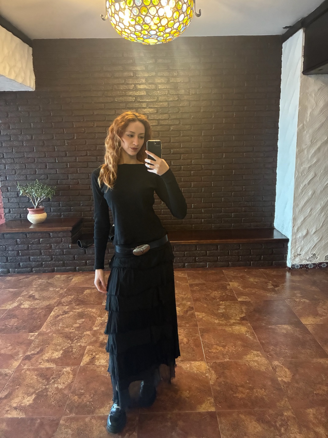 La persona viste un conjunto oscuro y elegante de estilo gótico moderno,… · Outfit de Lucía Madina