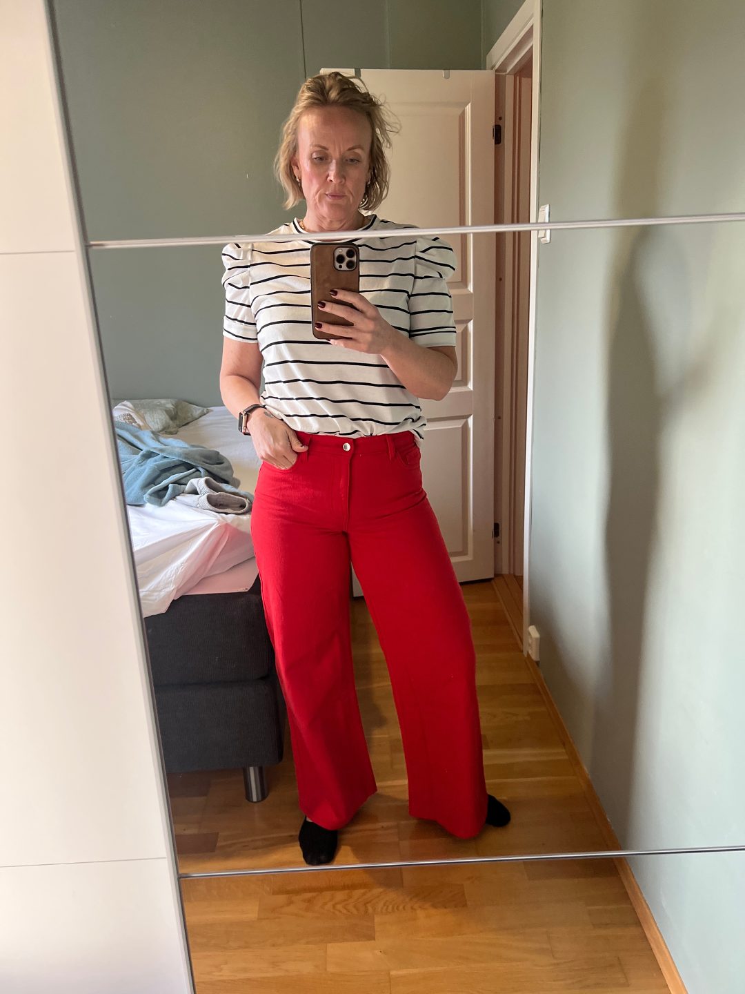 Un conjunto casual y veraniego compuesto por una camiseta de rayas… · Outfit de Synnøve Solvang