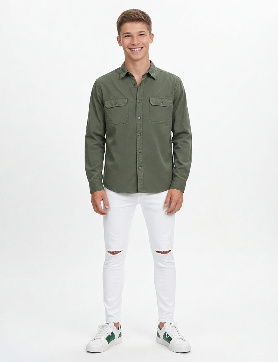 Este joven luce un conjunto moderno y fresco, combinando una camisa… · Outfit de Nicolas López Roman