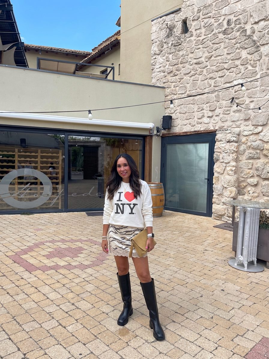Una mujer viste una sudadera blanca con el estampado 'I NY', combinada… · Outfit de Paulina Arredondo