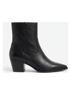 pointed toe boots