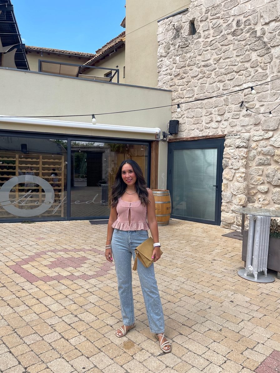 Una mujer sonriente luce un top corto de tirantes con volantes en tono… · Outfit de Paulina Arredondo