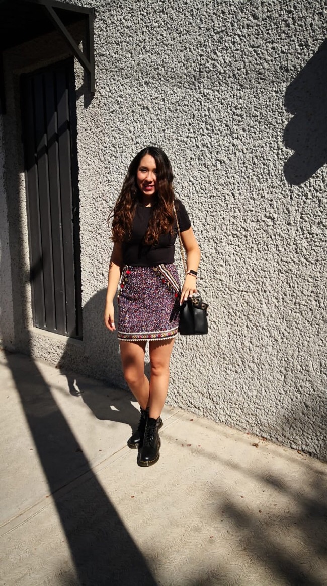 Este outfit es moderno y desenfadado, mezclando texturas y colores. · Outfit de Paulina Arredondo