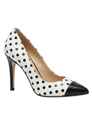 zapatos de tacón blanco y negro con lunares · blanco y negro