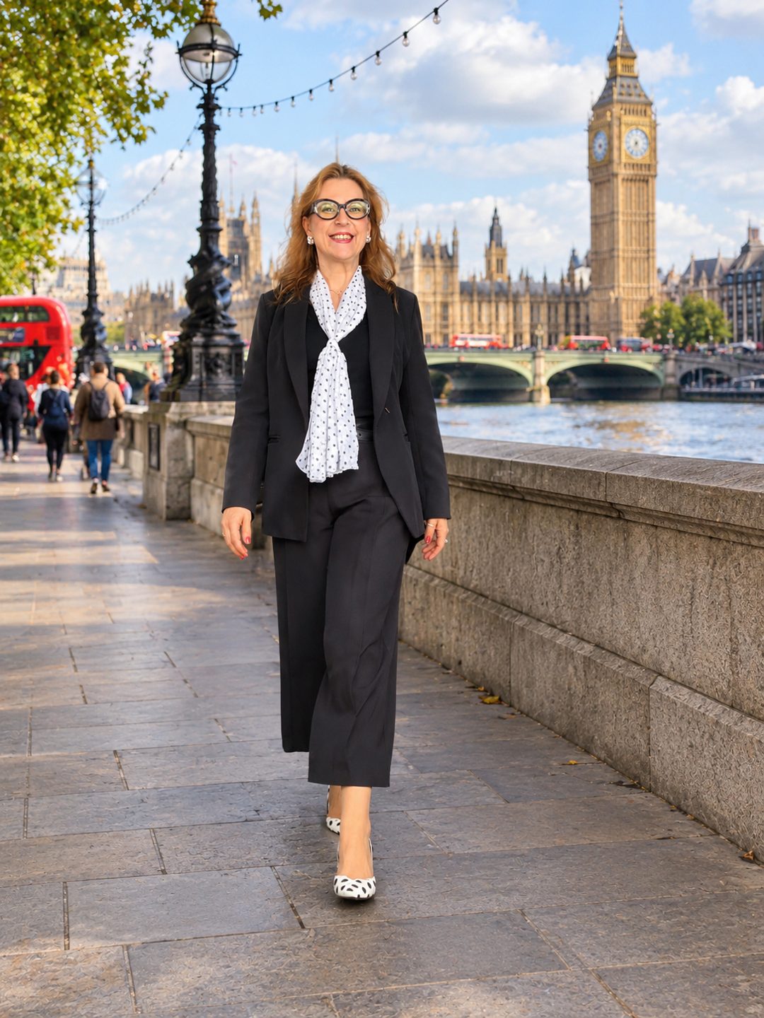 Caminhando ao longo das margens do rio Tâmisa em Londres usando um… · Outfit de Rozeli Biedrzycki