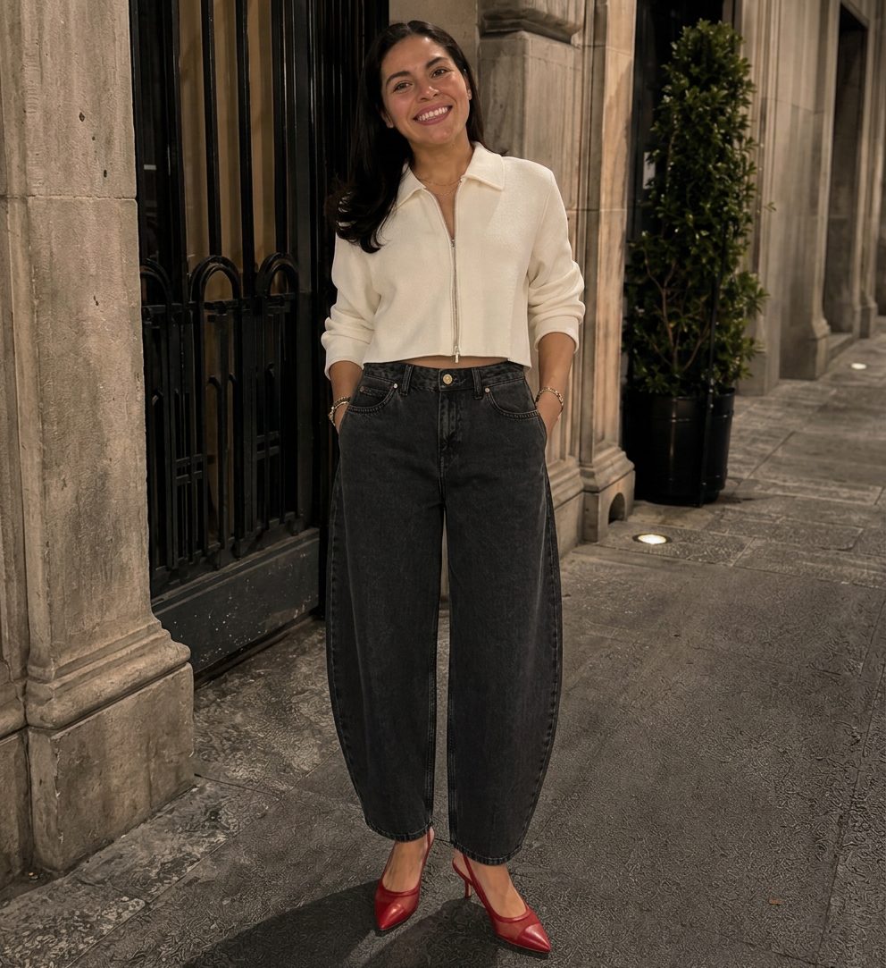 Una mujer sonriente viste un cárdigan corto blanco tipo polo combinado… · Outfit de Ale Arredondo
