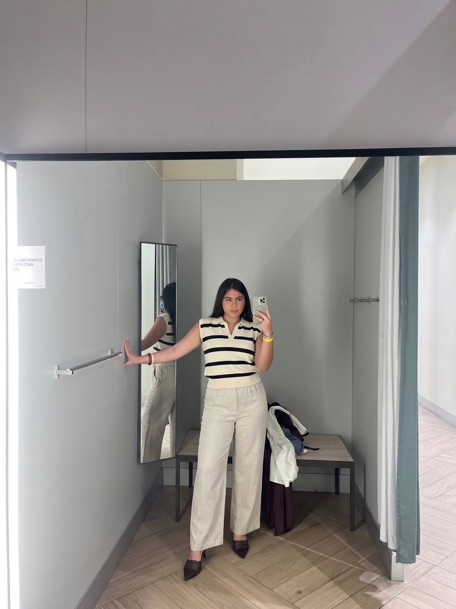 Una mujer posa en un probador luciendo un conjunto elegante y cómodo… · Outfit de 5z2h54rrtp