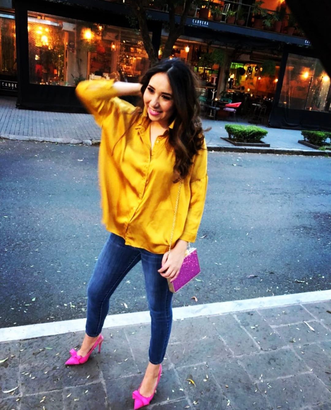Este es un atuendo casual y moderno, perfecto para una salida por la… · Outfit de Paulina Arredondo