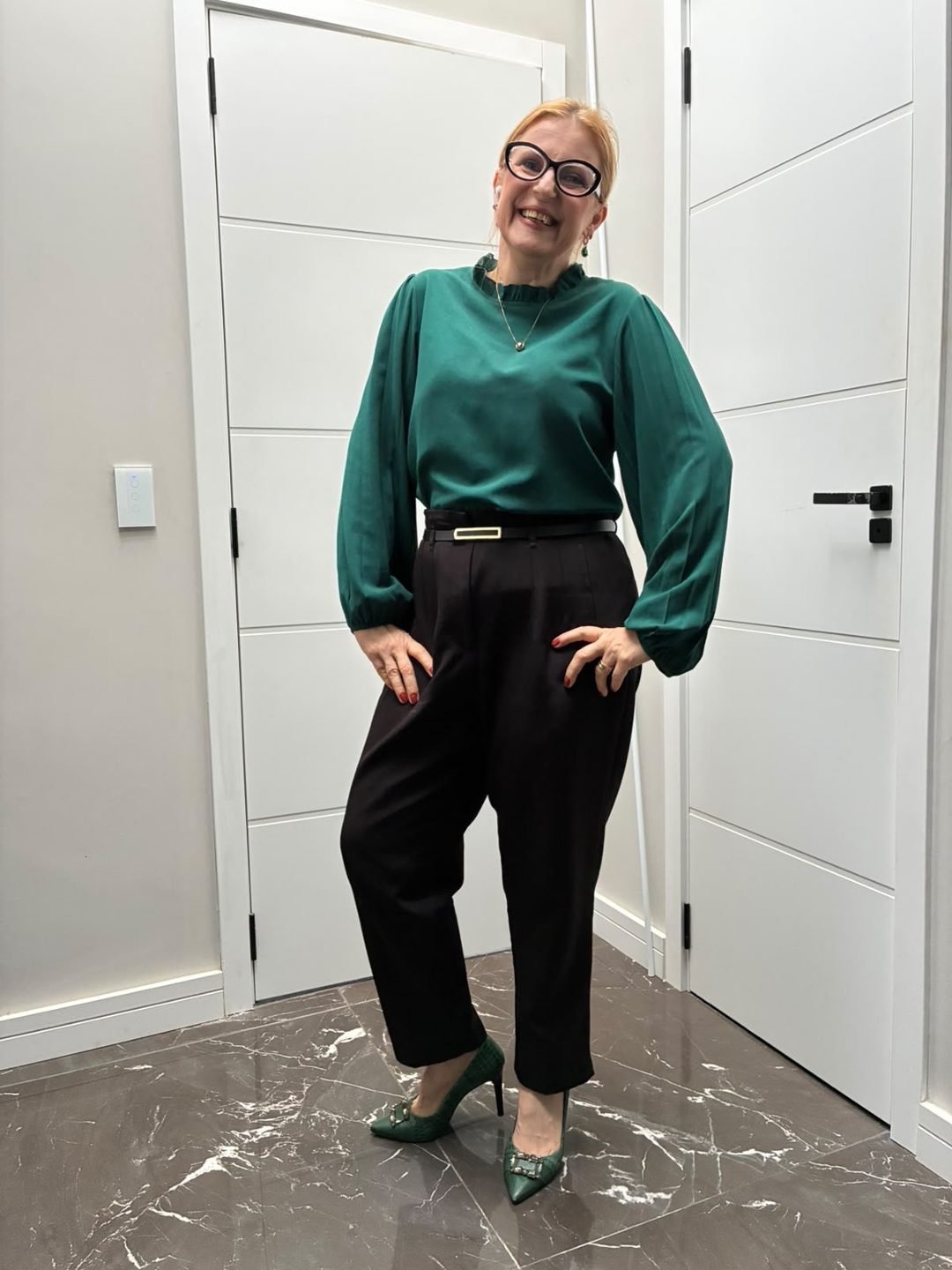 Um elegante conjunto de escritório com uma blusa verde esmeralda de… · Outfit de Rozeli Biedrzycki