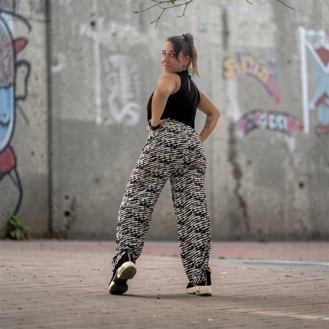 Conjunto casual y deportivo urbano con camiseta de tirantes negra y… · Outfit de Ilenia Sciortino