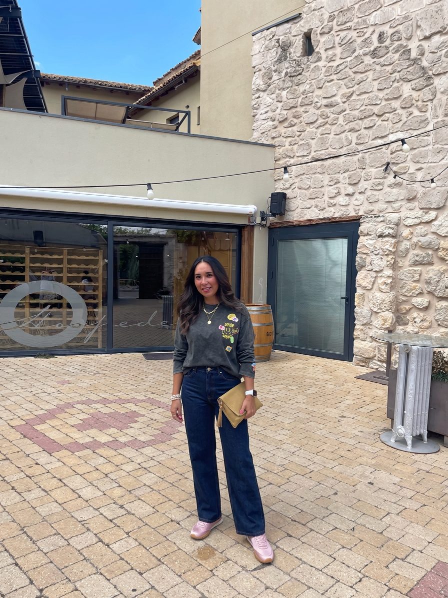 La persona lleva una sudadera gris oscura decorada con parches,… · Outfit de Paulina Arredondo