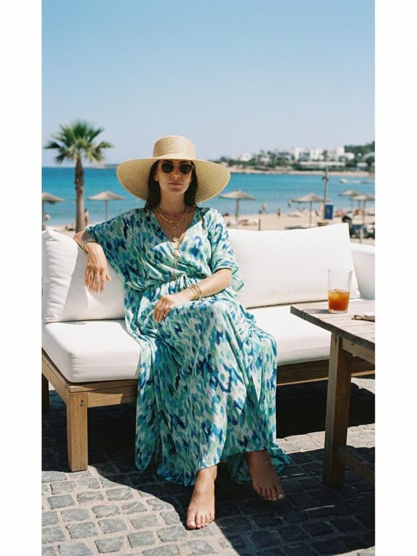 Brisas marinas y estilo: el caftán perfecto para el verano