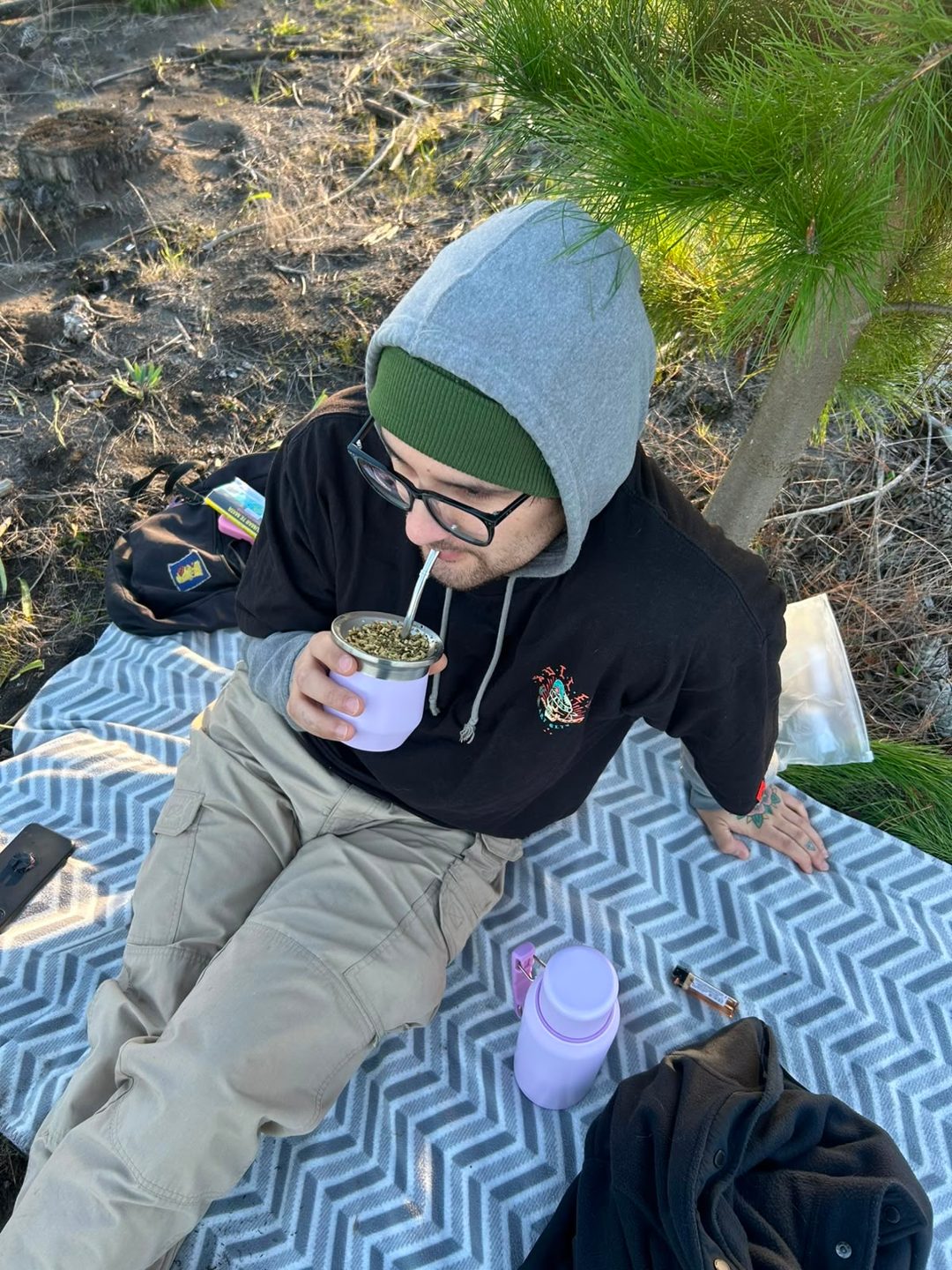 El chico viste un estilo urbano y cómodo, ideal para un día al aire libre. · Outfit de Edinson Chobil Oliva