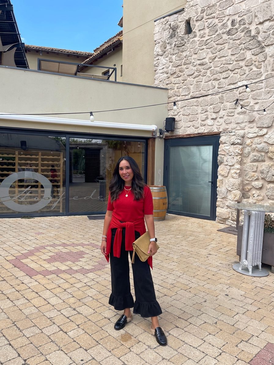 Este atuendo combina un suéter rojo brillante con pantalones negros de… · Outfit de Paulina Arredondo