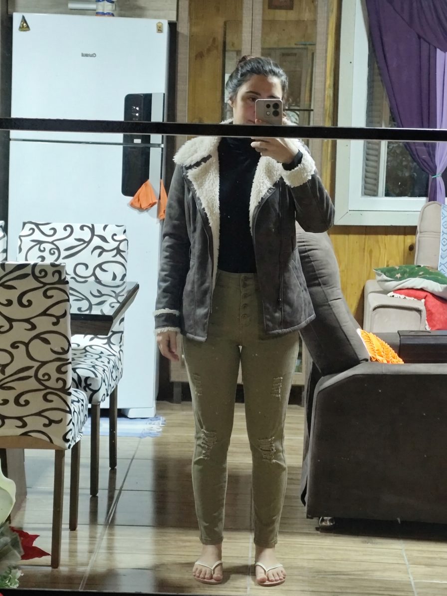 Una mujer viste una chaqueta con forro de borrego, un jersey negro de… · Outfit de Carolin Cassia
