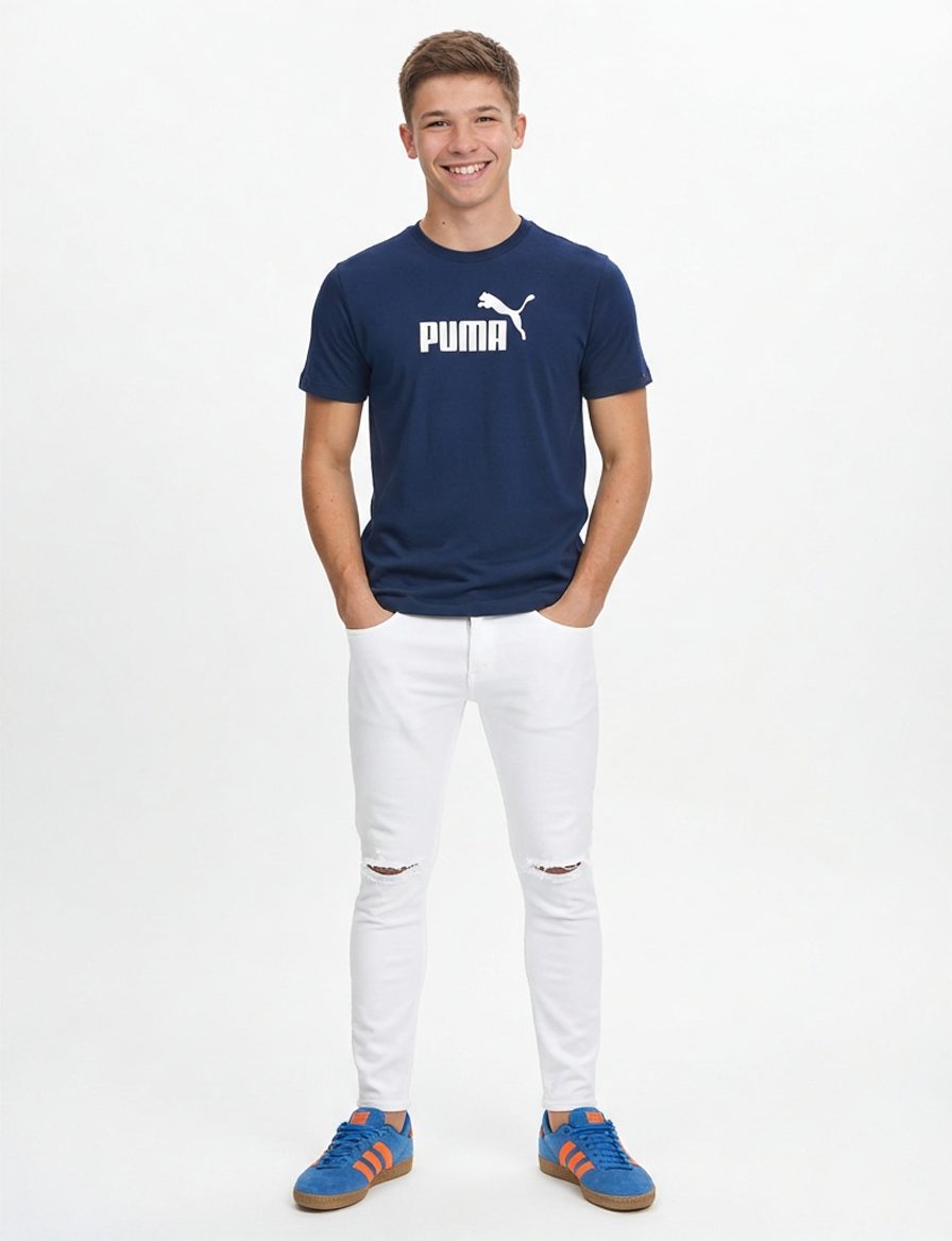 Este joven luce un conjunto moderno y fresco, combinando una camiseta… · Outfit de Nicolas López Roman