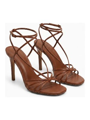 sandalias de tacón con tiras · marrón