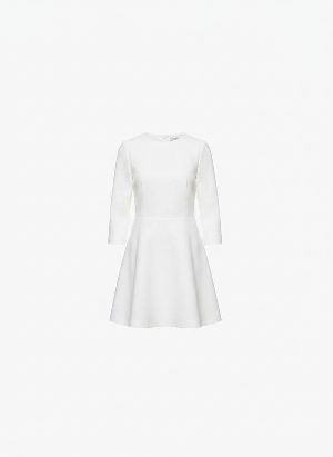 vestido corto de manga tres cuartos