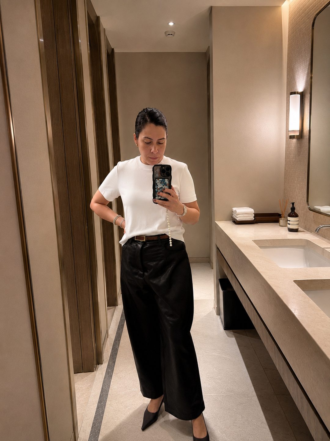 Una mujer viste una camiseta blanca básica, pantalones negros anchos de… · Outfit de Ale Arredondo