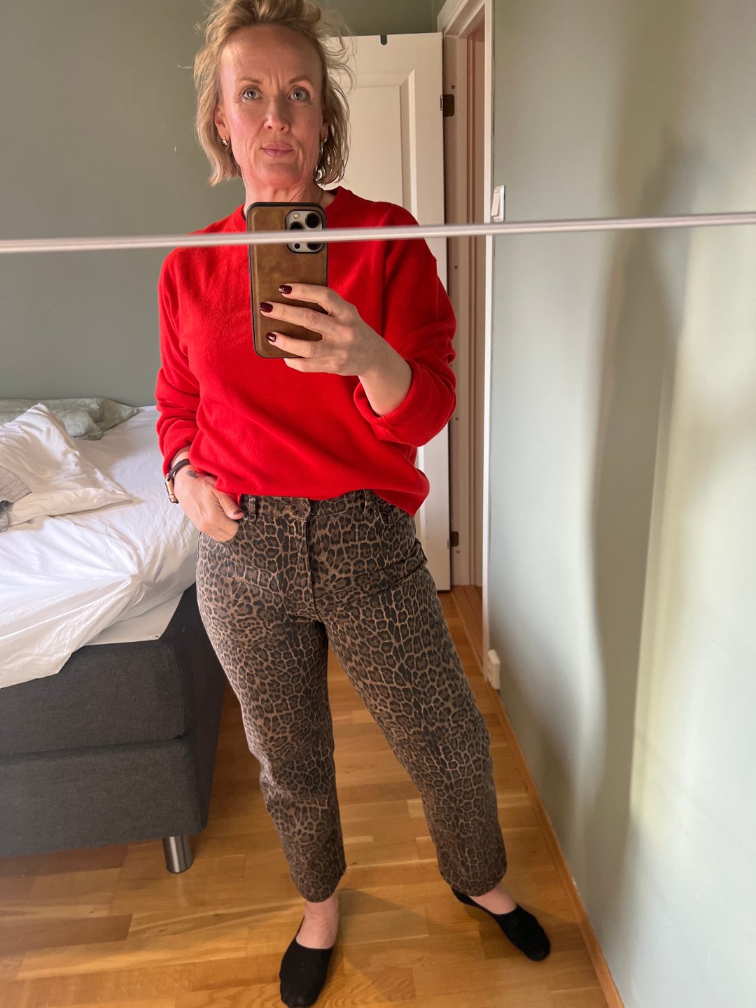 Un conjunto casual y llamativo compuesto por un jersey rojo de punto de… · Outfit de Synnøve Solvang
