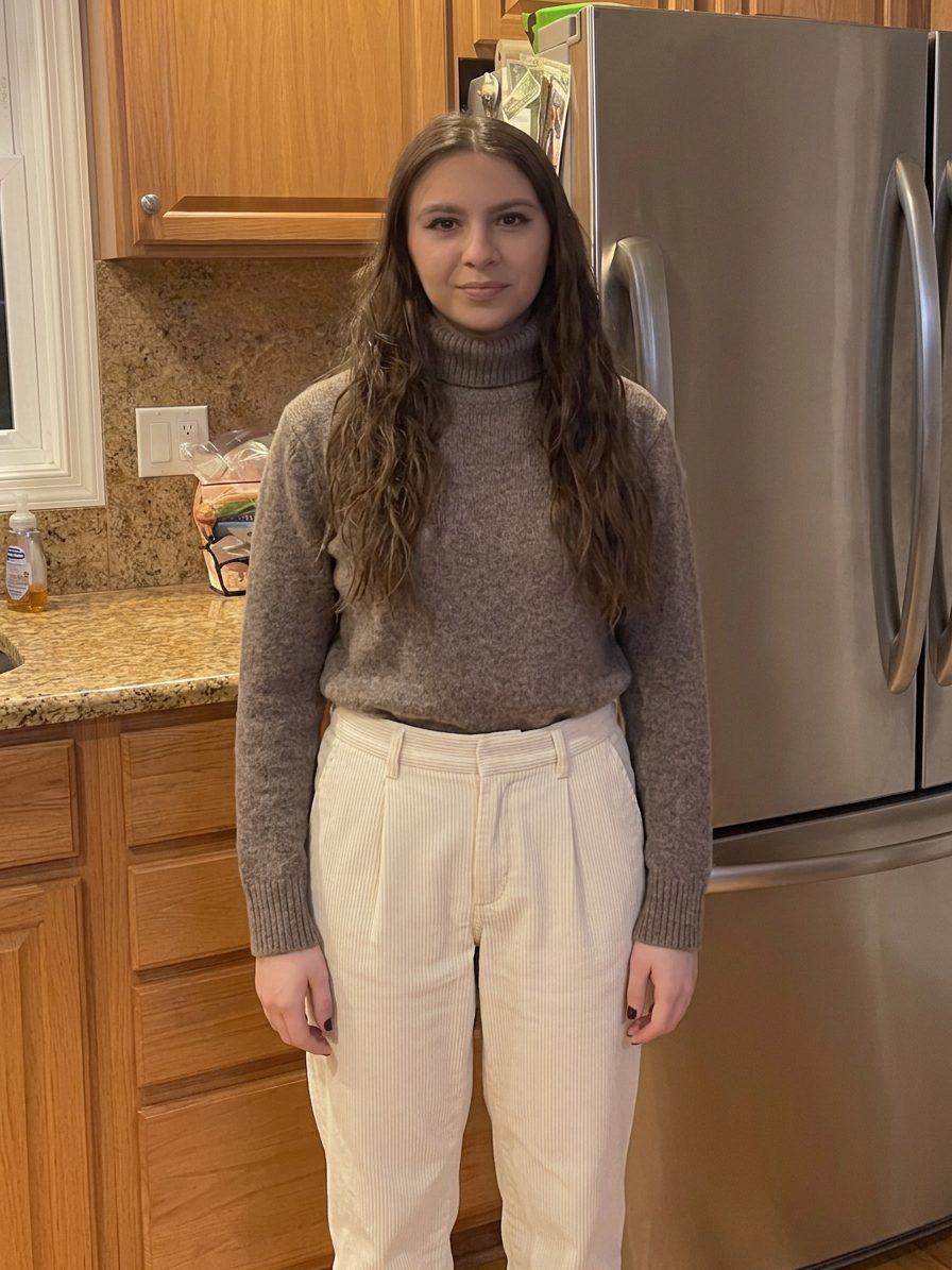 Una mujer viste un jersey de cuello alto marrón combinado con pantalones… · Outfit de Chris Pugliese