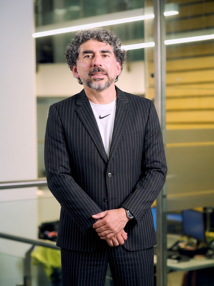 Este conjunto combina una chaqueta de traje a rayas diplomáticas con una… · Outfit de hugo martinez