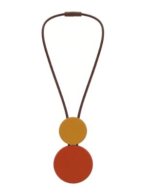 collar largo con colgantes geométricos · marrón