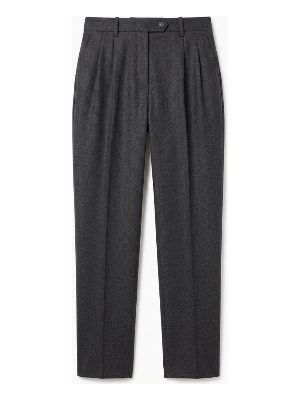 pleated trousers
