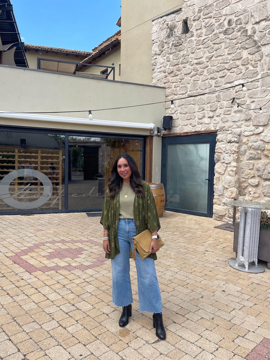 La mujer luce un conjunto relajado y chic, compuesto por jeans de corte… · Outfit de Paulina Arredondo
