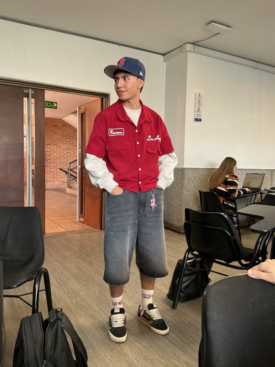 Un atuendo urbano y casual que combina una camisa roja sobre una… · Outfit de Luciana Gutierrez