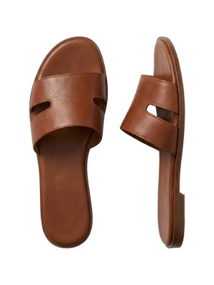 sandalias planas de cuero marrón