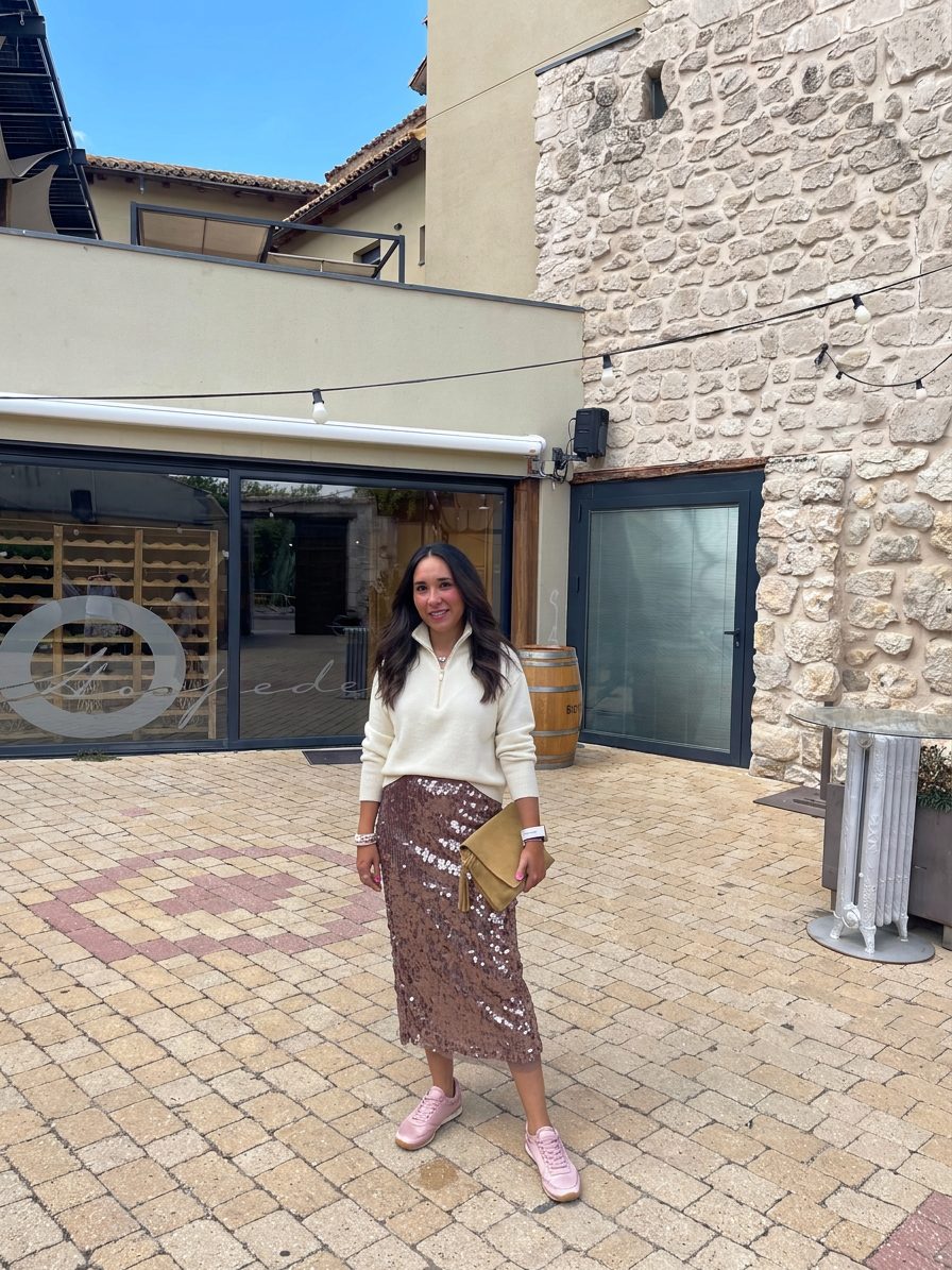 Una mujer combina un jersey de punto marfil con cuello alto y cremallera… · Outfit de Paulina Arredondo