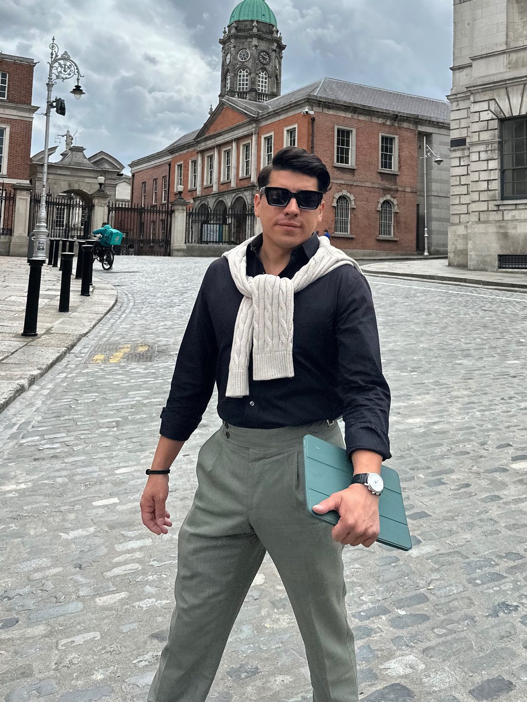 El hombre lleva una camisa negra de manga larga combinada con un jersey… · Outfit de Diego Alejandro Parra