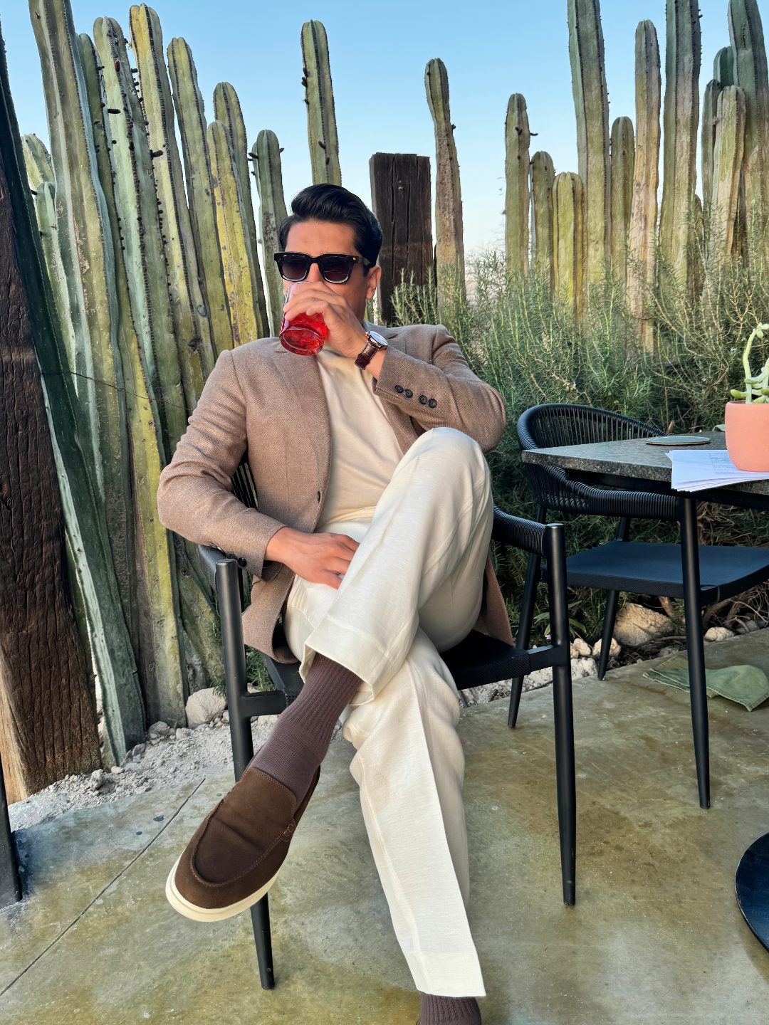 Un elegante conjunto de estilo sartorial relajado, ideal para un clima… · Outfit de Diego Alejandro Parra
