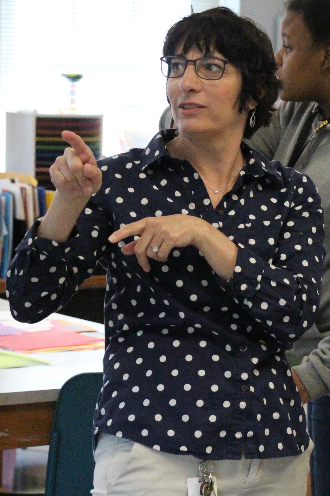 Una profesora viste una camisa azul marino con estampado de lunares… · Outfit de Chris Pugliese