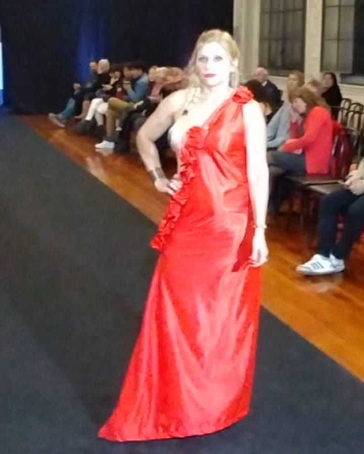 Este outfit es un vestido largo de gala en un vibrante color rojo. · Outfit de martinezandreahotmail.com
