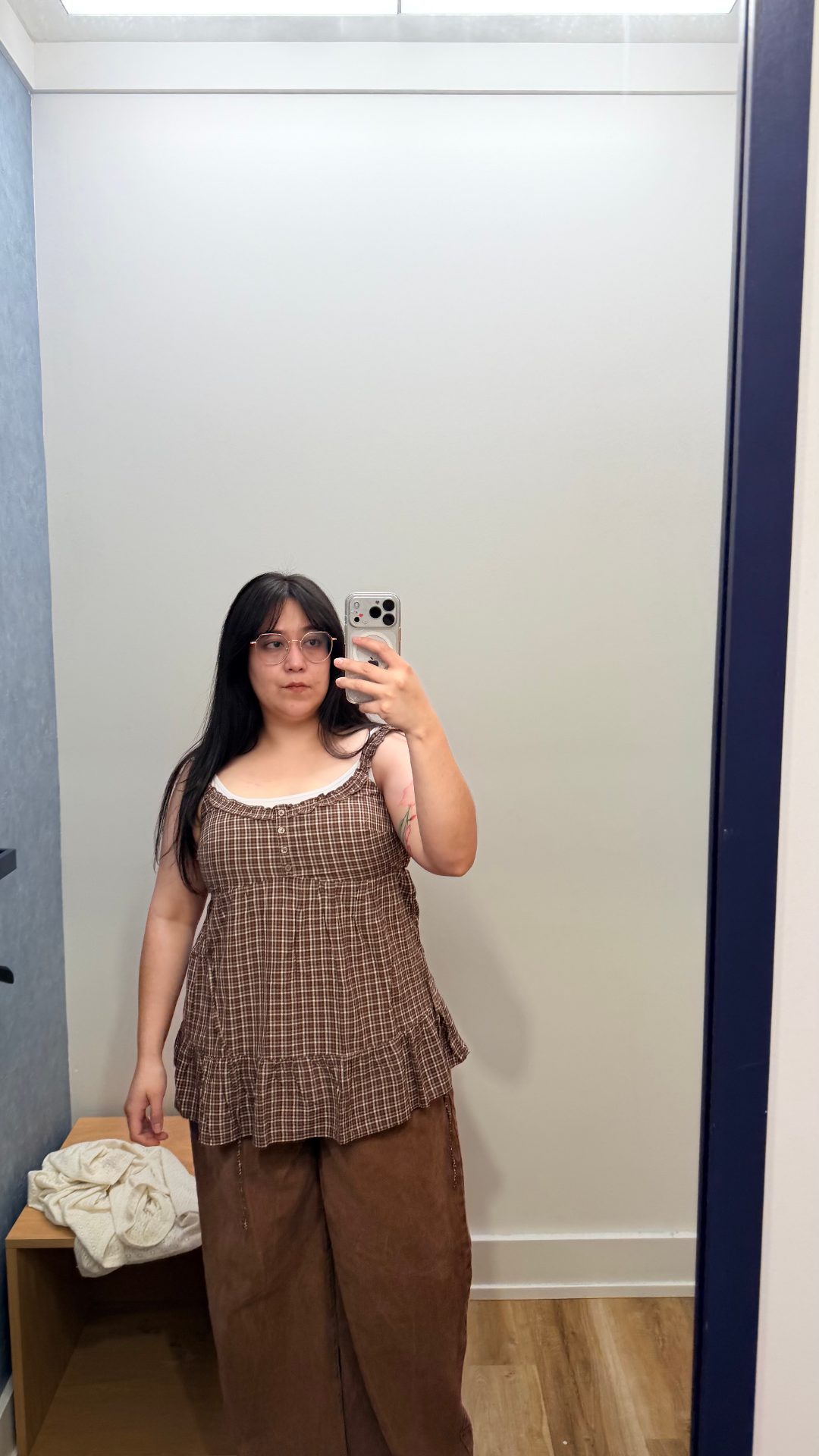 La persona viste un estilo casual y relajado compuesto por una blusa sin… · Outfit de Litzi Guzman