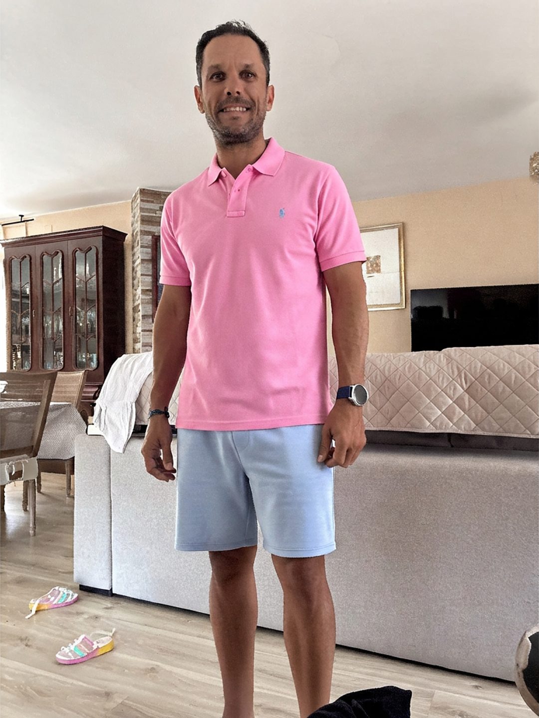 Este atuendo presenta una camisa polo rosa vibrante combinada con shorts… · Outfit de Jose Luis Lopez