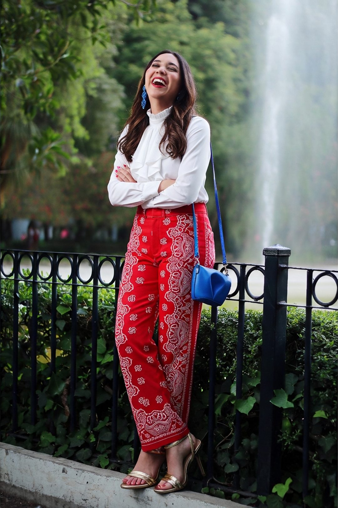 Este conjunto presenta una combinación vibrante y elegante, con un aire… · Outfit de Paulina Arredondo