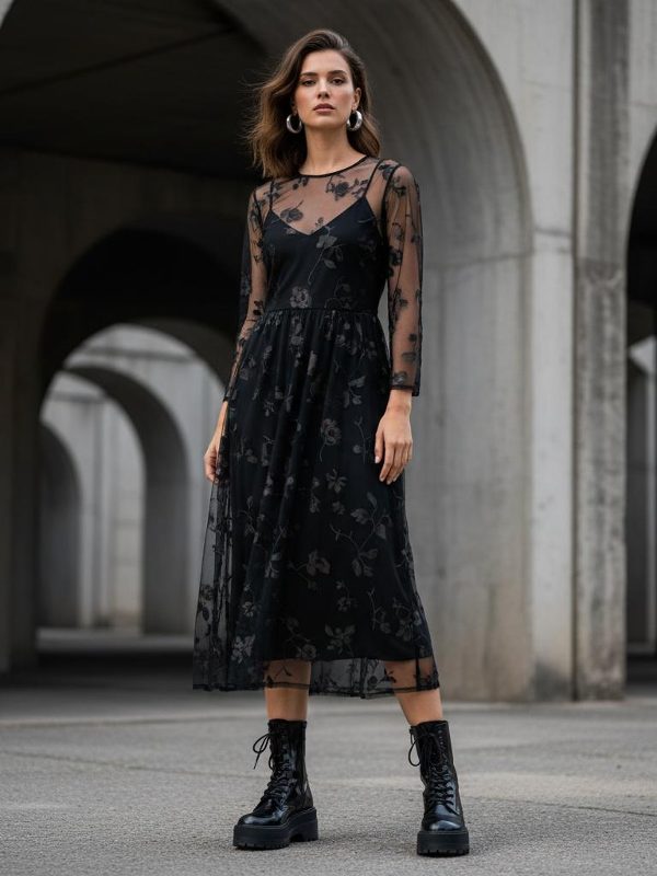 Estilo Rebelde y Romántico: Vestido Floral y Botas