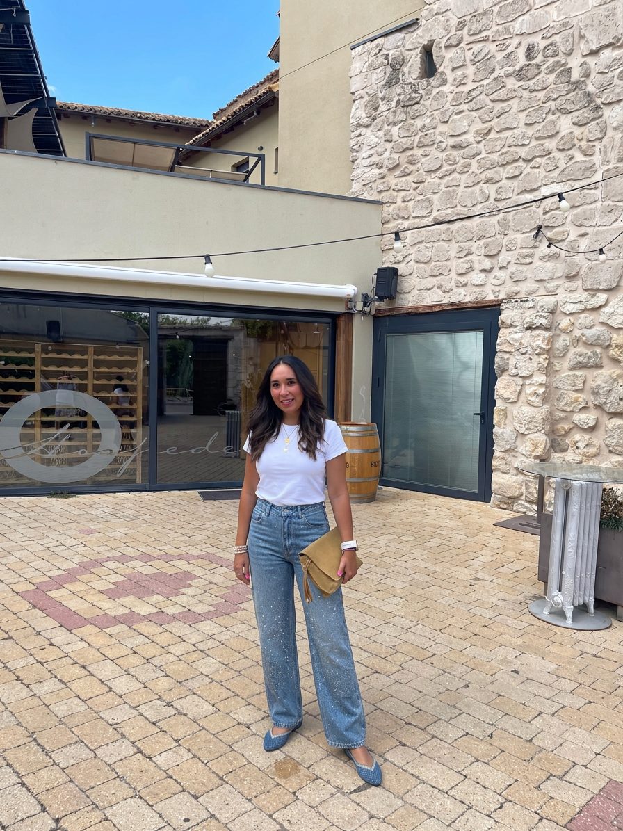 La mujer luce una camiseta blanca básica combinada con vaqueros de… · Outfit de Paulina Arredondo
