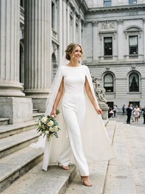 Mono de novia blanco con capa para bodas de primavera y verano